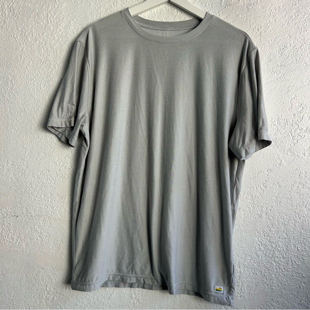 Vuori Men's Short Sleeve Crew Tee in Light Gray